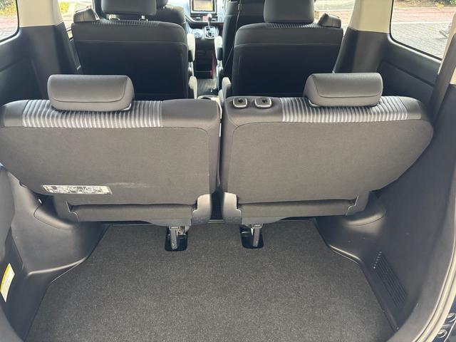 ヴォクシー ＺＳ　両電動スライドドア　電動格納ドアミラー　盗難防止システム　衝突安全ボディ　ダブルエアバッグ　ＬＥＤヘッドライト　キーレスエントリー　３列シート　リアオートエアコン　横滑り防止　ＰＷ　フルフラット（28枚目）