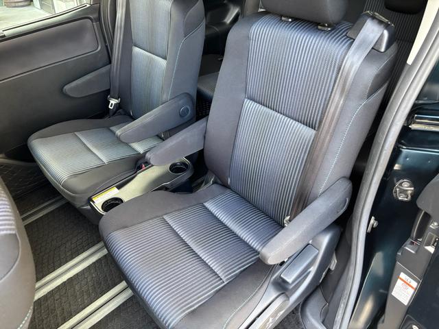 ヴォクシー ＺＳ　両電動スライドドア　電動格納ドアミラー　盗難防止システム　衝突安全ボディ　ダブルエアバッグ　ＬＥＤヘッドライト　キーレスエントリー　３列シート　リアオートエアコン　横滑り防止　ＰＷ　フルフラット（32枚目）
