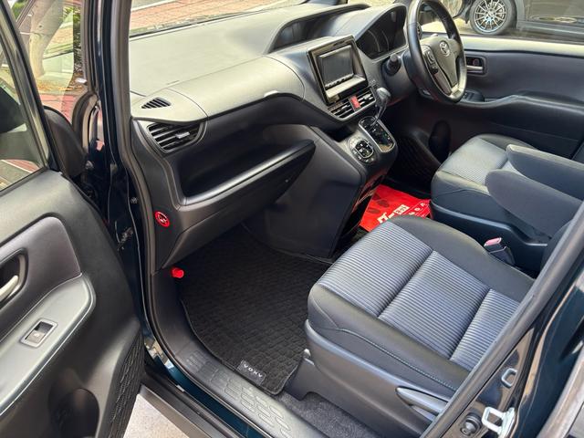 ヴォクシー ＺＳ　両電動スライドドア　電動格納ドアミラー　盗難防止システム　衝突安全ボディ　ダブルエアバッグ　ＬＥＤヘッドライト　キーレスエントリー　３列シート　リアオートエアコン　横滑り防止　ＰＷ　フルフラット（35枚目）