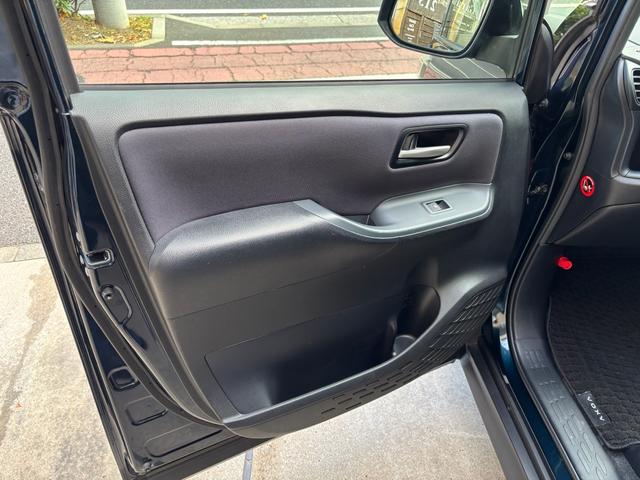 ヴォクシー ＺＳ　両電動スライドドア　電動格納ドアミラー　盗難防止システム　衝突安全ボディ　ダブルエアバッグ　ＬＥＤヘッドライト　キーレスエントリー　３列シート　リアオートエアコン　横滑り防止　ＰＷ　フルフラット（37枚目）