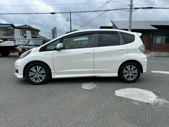 フィット ＲＳ　純正ナビ　バックモニター　フルセグ　ＥＴＣ　キセノン（3枚目）