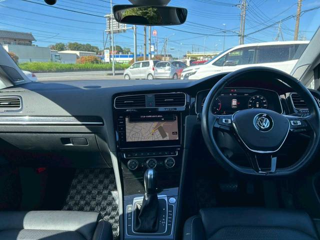ゴルフ ＴＤＩハイライン　マイスター　純正ナビ　バックモニター　ワンセグ　シートヒーター　コーナーセンサー　自動駐車　ＥＴＣ２．０　レーダークルーズ　電子パーキング　ドライブレコーダー　ディナウディオオーディオ　ＢＳＭ　オールシーズンタイ（8枚目）