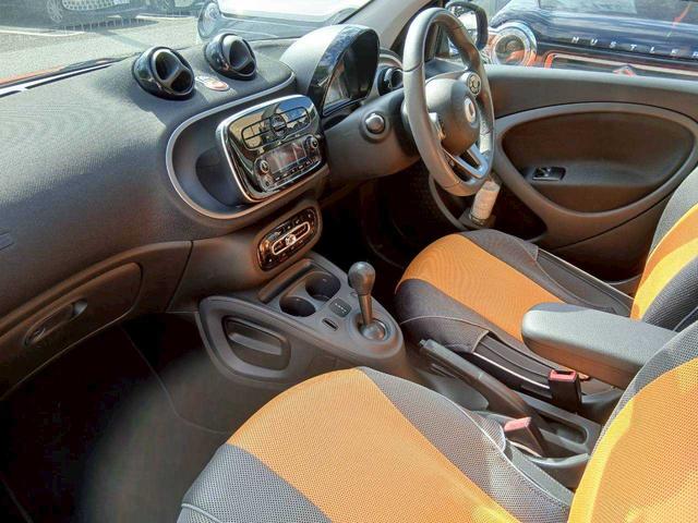 スマートフォーフォー プライム　ガラスルーフ　レザーシート　シートヒーター　純正１５インチＡＷ　クルーズコントロール　ＡＵＸ　ＵＳＢ　Ｂｌｕｅｔｏｏｔｈ　クリアランスソナー　ＥＴＣ　ドラレコ　アイドリングストップ　リモコンキー　純正（5枚目）