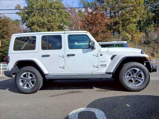 ジープ・ラングラーアンリミテッド サハラ　レザーシート　シートヒーター　ＡｐｐｌｅＣａｒｐｌａｙ　Ｂｌｕｅｔｏｏｔｈ　純正ナビゲーション　フルセグ　ＬＥＤヘッドライト　前面衝突警報　アダプティブクルーズコントロール　バックカメラ　ステアリング（2枚目）