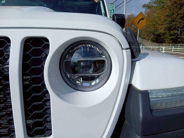 ジープ・ラングラーアンリミテッド サハラ　レザーシート　シートヒーター　ＡｐｐｌｅＣａｒｐｌａｙ　Ｂｌｕｅｔｏｏｔｈ　純正ナビゲーション　フルセグ　ＬＥＤヘッドライト　前面衝突警報　アダプティブクルーズコントロール　バックカメラ　ステアリング（4枚目）