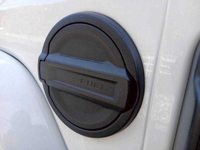 ジープ・ラングラーアンリミテッド サハラ　レザーシート　シートヒーター　ＡｐｐｌｅＣａｒｐｌａｙ　Ｂｌｕｅｔｏｏｔｈ　純正ナビゲーション　フルセグ　ＬＥＤヘッドライト　前面衝突警報　アダプティブクルーズコントロール　バックカメラ　ステアリング（5枚目）