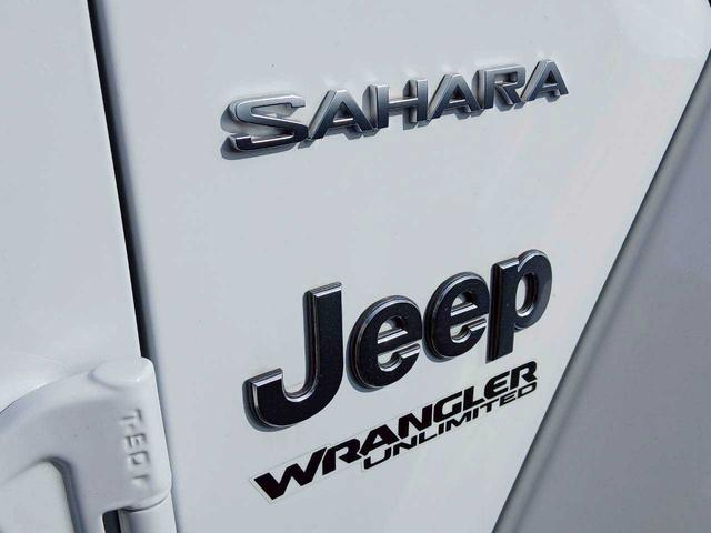 ジープ・ラングラーアンリミテッド サハラ　レザーシート　シートヒーター　ＡｐｐｌｅＣａｒｐｌａｙ　Ｂｌｕｅｔｏｏｔｈ　純正ナビゲーション　フルセグ　ＬＥＤヘッドライト　前面衝突警報　アダプティブクルーズコントロール　バックカメラ　ステアリング（6枚目）