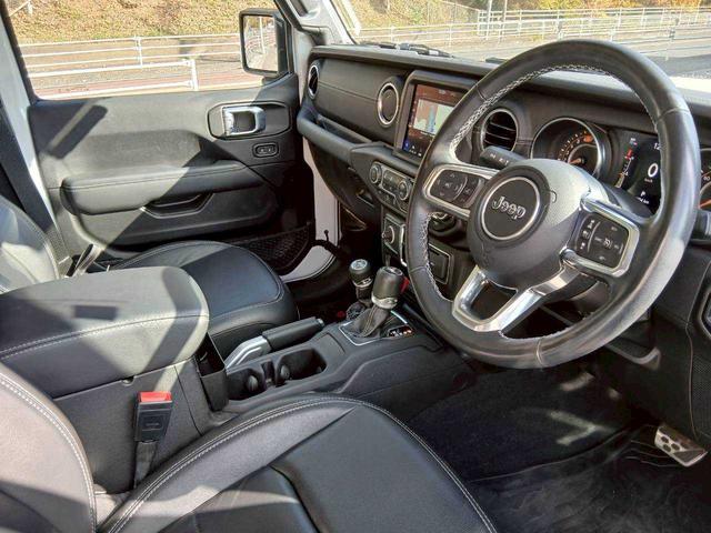 ジープ・ラングラーアンリミテッド サハラ　レザーシート　シートヒーター　ＡｐｐｌｅＣａｒｐｌａｙ　Ｂｌｕｅｔｏｏｔｈ　純正ナビゲーション　フルセグ　ＬＥＤヘッドライト　前面衝突警報　アダプティブクルーズコントロール　バックカメラ　ステアリング（7枚目）