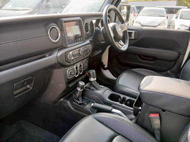 ジープ・ラングラーアンリミテッド サハラ　レザーシート　シートヒーター　ＡｐｐｌｅＣａｒｐｌａｙ　Ｂｌｕｅｔｏｏｔｈ　純正ナビゲーション　フルセグ　ＬＥＤヘッドライト　前面衝突警報　アダプティブクルーズコントロール　バックカメラ　ステアリング（8枚目）