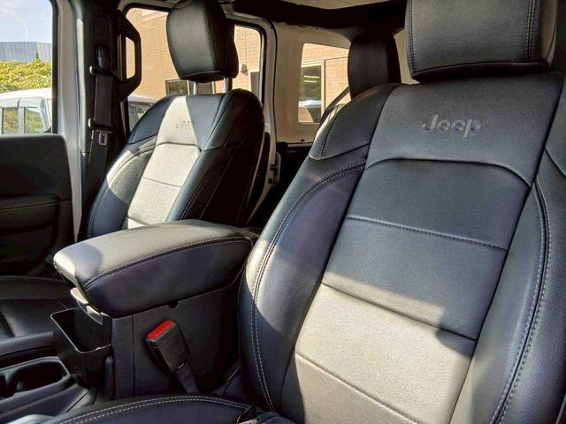 ジープ・ラングラーアンリミテッド サハラ　レザーシート　シートヒーター　ＡｐｐｌｅＣａｒｐｌａｙ　Ｂｌｕｅｔｏｏｔｈ　純正ナビゲーション　フルセグ　ＬＥＤヘッドライト　前面衝突警報　アダプティブクルーズコントロール　バックカメラ　ステアリング（9枚目）