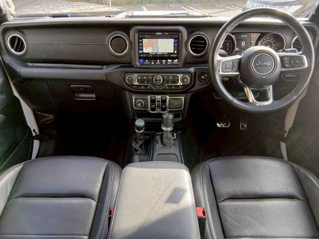 ジープ・ラングラーアンリミテッド サハラ　レザーシート　シートヒーター　ＡｐｐｌｅＣａｒｐｌａｙ　Ｂｌｕｅｔｏｏｔｈ　純正ナビゲーション　フルセグ　ＬＥＤヘッドライト　前面衝突警報　アダプティブクルーズコントロール　バックカメラ　ステアリング（10枚目）