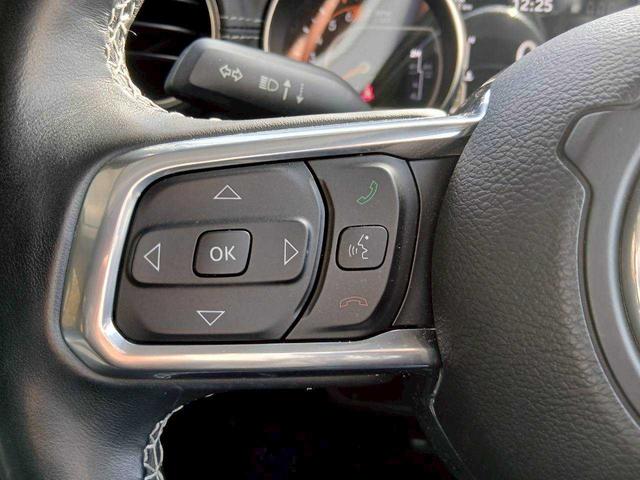 ジープ・ラングラーアンリミテッド サハラ　レザーシート　シートヒーター　ＡｐｐｌｅＣａｒｐｌａｙ　Ｂｌｕｅｔｏｏｔｈ　純正ナビゲーション　フルセグ　ＬＥＤヘッドライト　前面衝突警報　アダプティブクルーズコントロール　バックカメラ　ステアリング（12枚目）