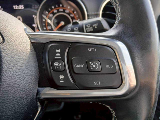 ジープ・ラングラーアンリミテッド サハラ　レザーシート　シートヒーター　ＡｐｐｌｅＣａｒｐｌａｙ　Ｂｌｕｅｔｏｏｔｈ　純正ナビゲーション　フルセグ　ＬＥＤヘッドライト　前面衝突警報　アダプティブクルーズコントロール　バックカメラ　ステアリング（13枚目）