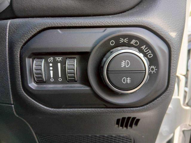 ジープ・ラングラーアンリミテッド サハラ　レザーシート　シートヒーター　ＡｐｐｌｅＣａｒｐｌａｙ　Ｂｌｕｅｔｏｏｔｈ　純正ナビゲーション　フルセグ　ＬＥＤヘッドライト　前面衝突警報　アダプティブクルーズコントロール　バックカメラ　ステアリング（14枚目）