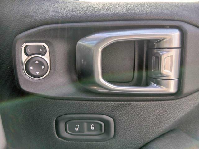 ジープ・ラングラーアンリミテッド サハラ　レザーシート　シートヒーター　ＡｐｐｌｅＣａｒｐｌａｙ　Ｂｌｕｅｔｏｏｔｈ　純正ナビゲーション　フルセグ　ＬＥＤヘッドライト　前面衝突警報　アダプティブクルーズコントロール　バックカメラ　ステアリング（15枚目）