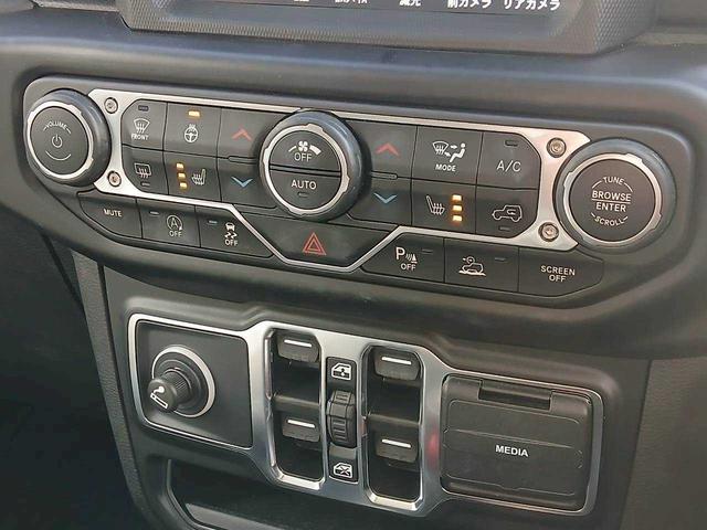 ジープ・ラングラーアンリミテッド サハラ　レザーシート　シートヒーター　ＡｐｐｌｅＣａｒｐｌａｙ　Ｂｌｕｅｔｏｏｔｈ　純正ナビゲーション　フルセグ　ＬＥＤヘッドライト　前面衝突警報　アダプティブクルーズコントロール　バックカメラ　ステアリング（21枚目）