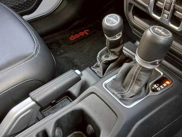 ジープ・ラングラーアンリミテッド サハラ　レザーシート　シートヒーター　ＡｐｐｌｅＣａｒｐｌａｙ　Ｂｌｕｅｔｏｏｔｈ　純正ナビゲーション　フルセグ　ＬＥＤヘッドライト　前面衝突警報　アダプティブクルーズコントロール　バックカメラ　ステアリング（23枚目）