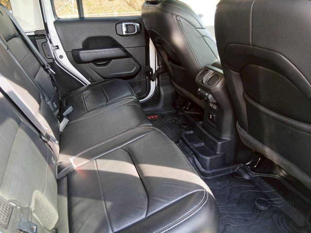 ジープ・ラングラーアンリミテッド サハラ　レザーシート　シートヒーター　ＡｐｐｌｅＣａｒｐｌａｙ　Ｂｌｕｅｔｏｏｔｈ　純正ナビゲーション　フルセグ　ＬＥＤヘッドライト　前面衝突警報　アダプティブクルーズコントロール　バックカメラ　ステアリング（29枚目）