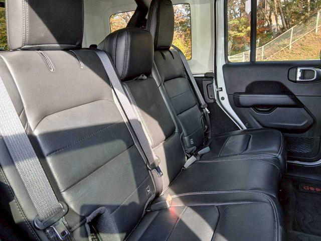 ジープ・ラングラーアンリミテッド サハラ　レザーシート　シートヒーター　ＡｐｐｌｅＣａｒｐｌａｙ　Ｂｌｕｅｔｏｏｔｈ　純正ナビゲーション　フルセグ　ＬＥＤヘッドライト　前面衝突警報　アダプティブクルーズコントロール　バックカメラ　ステアリング（30枚目）