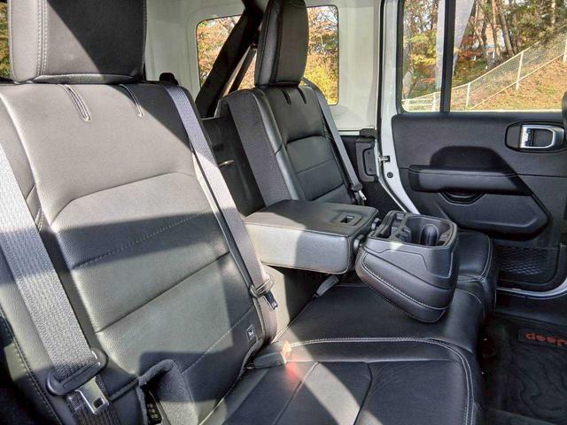 ジープ・ラングラーアンリミテッド サハラ　レザーシート　シートヒーター　ＡｐｐｌｅＣａｒｐｌａｙ　Ｂｌｕｅｔｏｏｔｈ　純正ナビゲーション　フルセグ　ＬＥＤヘッドライト　前面衝突警報　アダプティブクルーズコントロール　バックカメラ　ステアリング（31枚目）