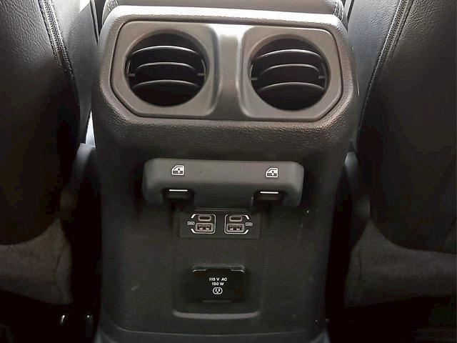 ジープ・ラングラーアンリミテッド サハラ　レザーシート　シートヒーター　ＡｐｐｌｅＣａｒｐｌａｙ　Ｂｌｕｅｔｏｏｔｈ　純正ナビゲーション　フルセグ　ＬＥＤヘッドライト　前面衝突警報　アダプティブクルーズコントロール　バックカメラ　ステアリング（32枚目）