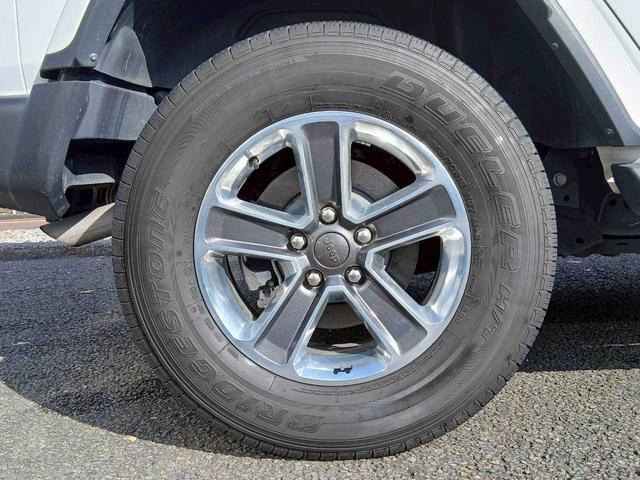 ジープ・ラングラーアンリミテッド サハラ　レザーシート　シートヒーター　ＡｐｐｌｅＣａｒｐｌａｙ　Ｂｌｕｅｔｏｏｔｈ　純正ナビゲーション　フルセグ　ＬＥＤヘッドライト　前面衝突警報　アダプティブクルーズコントロール　バックカメラ　ステアリング（39枚目）