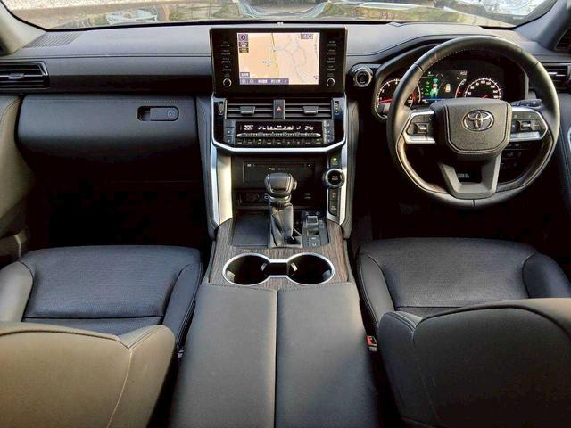 ランドクルーザー ＺＸ　サンルーフ／レザーシート／セーフティセンス／純正ＤＡナビ／ハンズフリーパワーバックドア／パノラミックビューモニター（7枚目）