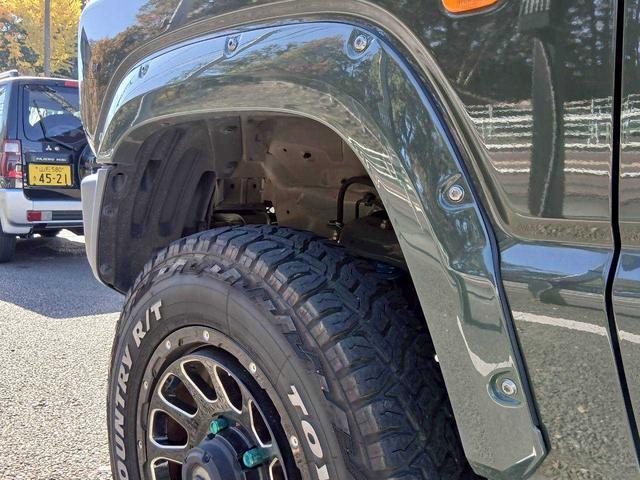 ジムニー ＸＣ　リフトアップ　ルーフラック　リアラダー　ブロックタイヤ　社外アルミ　純正８インチナビ　ＴＶ（6枚目）