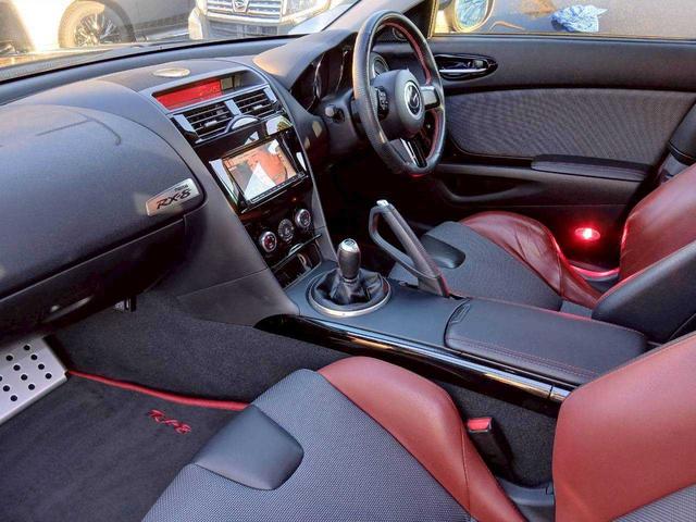 ＲＸ－８ スピリットＲ　タイプＲＳ　６速ＭＴ　純正赤／黒レカロ半革シート　フジツボマフラー　純正ブロンズ１９ＡＷ　レッドキャリパー　ナビ　ＴＶ　ＥＴＣ　Ｂｌｕｅｔｏｏｔｈ／Ｂｌｕ－ｒａｙ対応（7枚目）