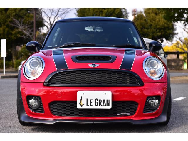 ＭＩＮＩ ジョンクーパーワークス　ＥＴＣ　ナビ　１７インチ専用アルミホイール　ＣＤ　エアコン　パワーステアリング　６ＭＴ　クラッチ交換済　車高調　ＲＥＭＵＳマフラー（2枚目）