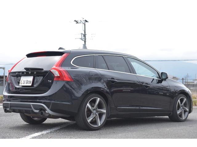 Ｖ６０ Ｔ４　Ｒデザイン　ナビ　クリアランスソナー　オートクルーズコントロール　レーンアシスト　アルミホイール　オートライト　ＨＩＤ　パワーシート　電動格納ミラー　シートヒーター　ＡＴ　盗難防止システム　ＡＢＳ　ＣＤ　エアコン（14枚目）