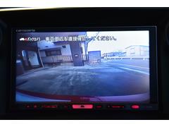 便利なバックビューカメラを装備し、ステアリング舵角に合わせたガイドライン表示もおこないます。駐車が苦手な方でも安心していただける装備です。 3