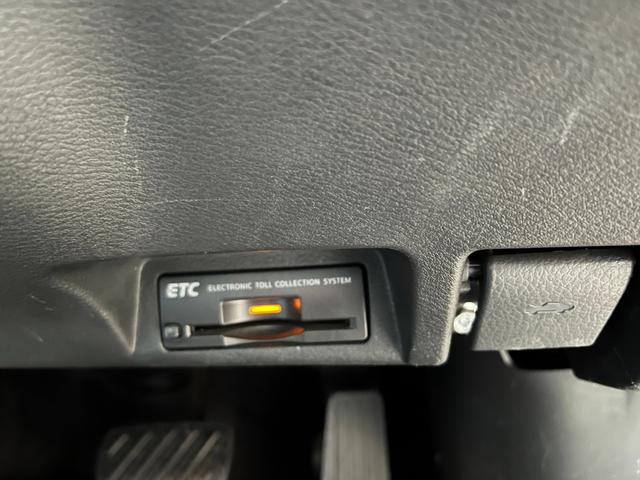 スカイライン ３５０ＧＴ　ハイブリッド　タイプＰ　【１２か月ライト保証】純正ナビ　フルセグＴＶ　アラウンドビューモニター　エマージェンシーブレーキ　ＥＴＣ　純正１７ＡＷ　インテリジェントキー２個　ＬＥＤヘッドランプ　ブラックレザーシート（27枚目）