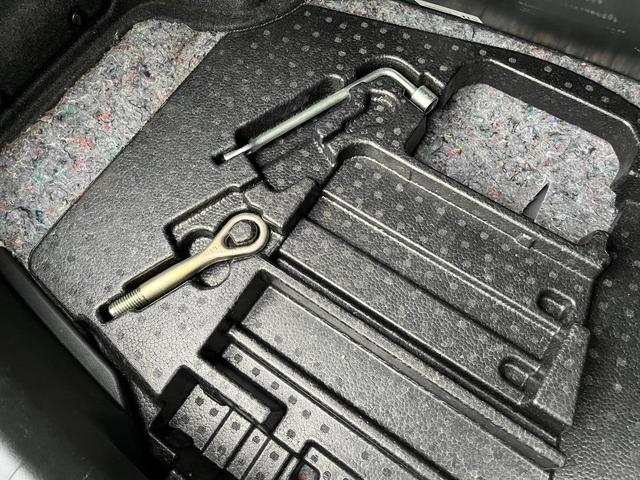 スカイライン ３５０ＧＴ　ハイブリッド　タイプＰ　【１２か月ライト保証】純正ナビ　フルセグＴＶ　アラウンドビューモニター　エマージェンシーブレーキ　ＥＴＣ　純正１７ＡＷ　インテリジェントキー２個　ＬＥＤヘッドランプ　ブラックレザーシート（40枚目）