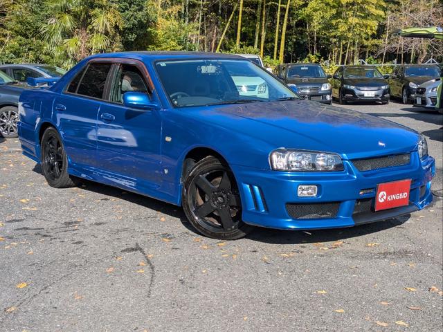 スカイライン ＧＴスペシャルエディション　アルティアエアロ・サイド　リアエアロ・Ｒスポイラー・ハイキャスレス車・社外ＡＷ・ＭＯＭＯディープコーン・ＫＥＮＷＯＯＤデジタルインナーミラー・ＫＥＮＷＯＯＤ　Ｐナビ・オールペン車両・ＥＴＣ（2枚目）