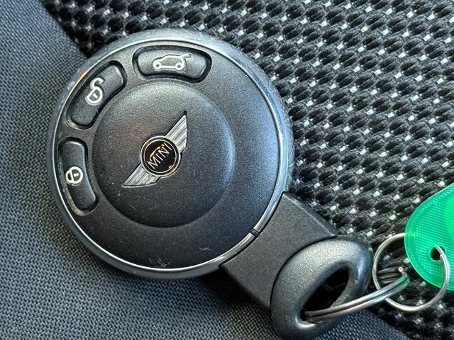 ＭＩＮＩ クーパー　６ＭＴ／３ドア／ナビ／ＥＴＣ／純正ＡＷ／キーレス／フォグランプ（2枚目）