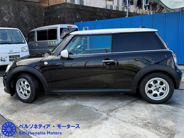 ＭＩＮＩ クーパー　６ＭＴ／３ドア／ナビ／ＥＴＣ／純正ＡＷ／キーレス／フォグランプ（17枚目）