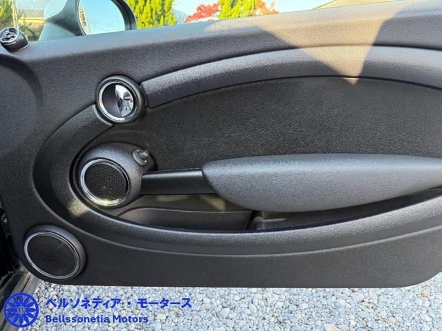 ＭＩＮＩ クーパー　６ＭＴ／３ドア／ナビ／ＥＴＣ／純正ＡＷ／キーレス／フォグランプ（25枚目）