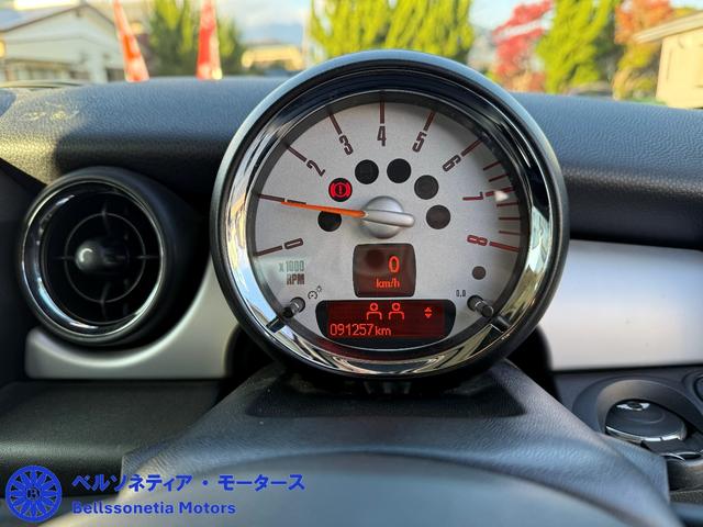 ＭＩＮＩ クーパー　６ＭＴ／３ドア／ナビ／ＥＴＣ／純正ＡＷ／キーレス／フォグランプ（32枚目）