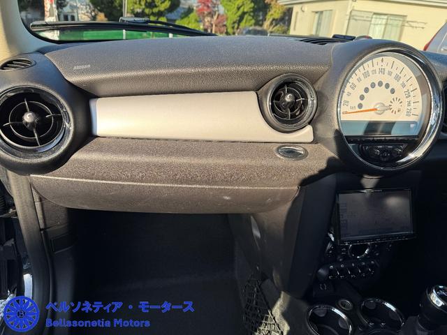 ＭＩＮＩ クーパー　６ＭＴ／３ドア／ナビ／ＥＴＣ／純正ＡＷ／キーレス／フォグランプ（46枚目）