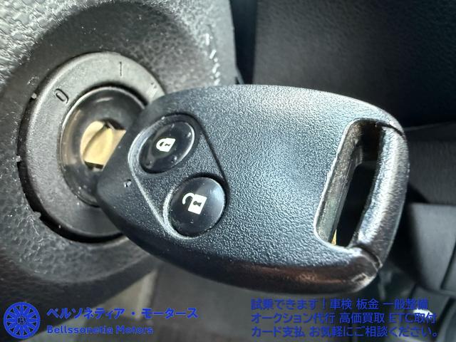 フィットハイブリッド ナビプレミアムセレクション　クルーズコントロール／純正ナビ／ＥＴＣ／Ｂカメラ／ワンセグＴＶ／電動格納ミラー／車検２年付き／走行４２０００（6枚目）