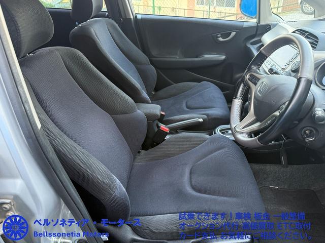 フィットハイブリッド ナビプレミアムセレクション　クルーズコントロール／純正ナビ／ＥＴＣ／Ｂカメラ／ワンセグＴＶ／電動格納ミラー／車検２年付き／走行４２０００（7枚目）