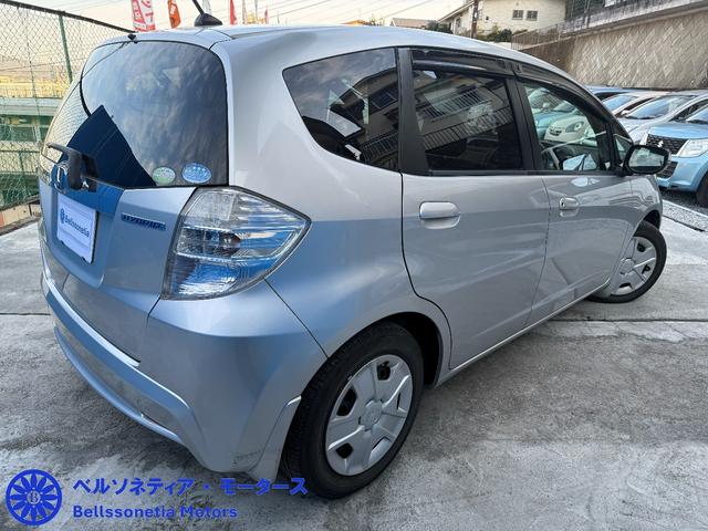 フィットハイブリッド ナビプレミアムセレクション　クルーズコントロール／純正ナビ／ＥＴＣ／Ｂカメラ／ワンセグＴＶ／電動格納ミラー／車検２年付き／走行４２０００（14枚目）