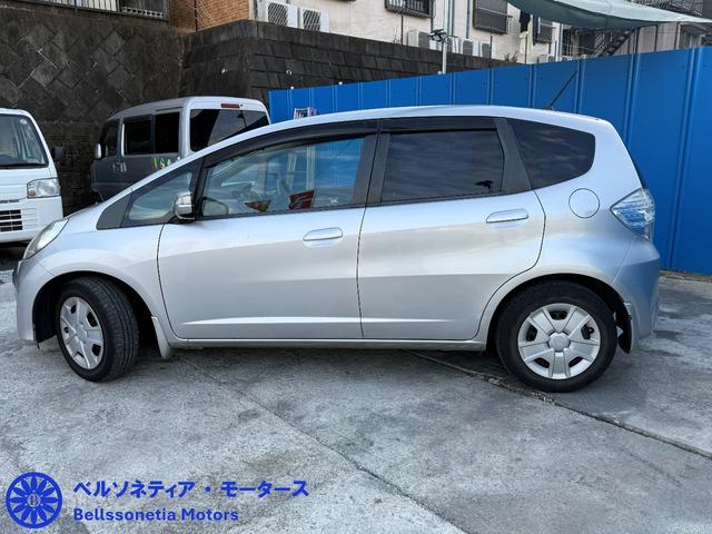 フィットハイブリッド ナビプレミアムセレクション　クルーズコントロール／純正ナビ／ＥＴＣ／Ｂカメラ／ワンセグＴＶ／電動格納ミラー／車検２年付き／走行４２０００（17枚目）