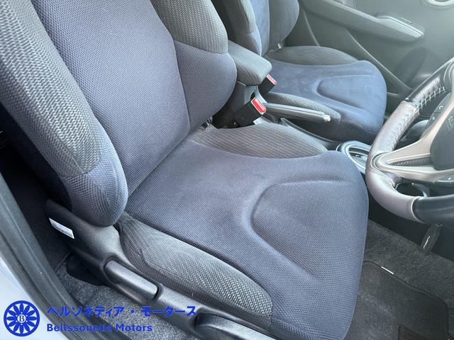 フィットハイブリッド ナビプレミアムセレクション　クルーズコントロール／純正ナビ／ＥＴＣ／Ｂカメラ／ワンセグＴＶ／電動格納ミラー／車検２年付き／走行４２０００（23枚目）