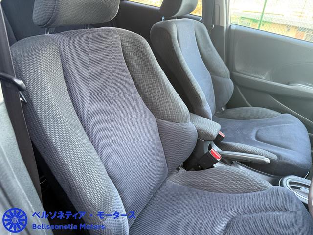 フィットハイブリッド ナビプレミアムセレクション　クルーズコントロール／純正ナビ／ＥＴＣ／Ｂカメラ／ワンセグＴＶ／電動格納ミラー／車検２年付き／走行４２０００（24枚目）