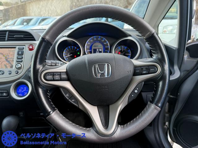 フィットハイブリッド ナビプレミアムセレクション　クルーズコントロール／純正ナビ／ＥＴＣ／Ｂカメラ／ワンセグＴＶ／電動格納ミラー／車検２年付き／走行４２０００（27枚目）