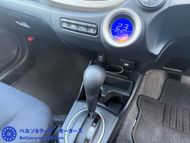 フィットハイブリッド ナビプレミアムセレクション　クルーズコントロール／純正ナビ／ＥＴＣ／Ｂカメラ／ワンセグＴＶ／電動格納ミラー／車検２年付き／走行４２０００（31枚目）