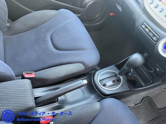 フィットハイブリッド ナビプレミアムセレクション　クルーズコントロール／純正ナビ／ＥＴＣ／Ｂカメラ／ワンセグＴＶ／電動格納ミラー／車検２年付き／走行４２０００（32枚目）