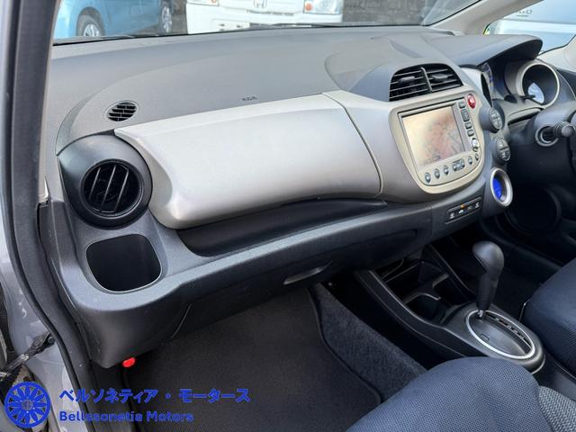 フィットハイブリッド ナビプレミアムセレクション　クルーズコントロール／純正ナビ／ＥＴＣ／Ｂカメラ／ワンセグＴＶ／電動格納ミラー／車検２年付き／走行４２０００（42枚目）